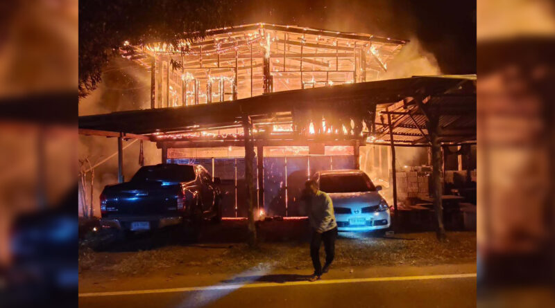 ป้ามุกดาหาร สุดงง! ไม่ได้อยู่บ้านเพราะถูกตัดไฟมาแล้ว 5 วัน แต่ไฟกลับไหม้บ้านเหลือแต่ซาก